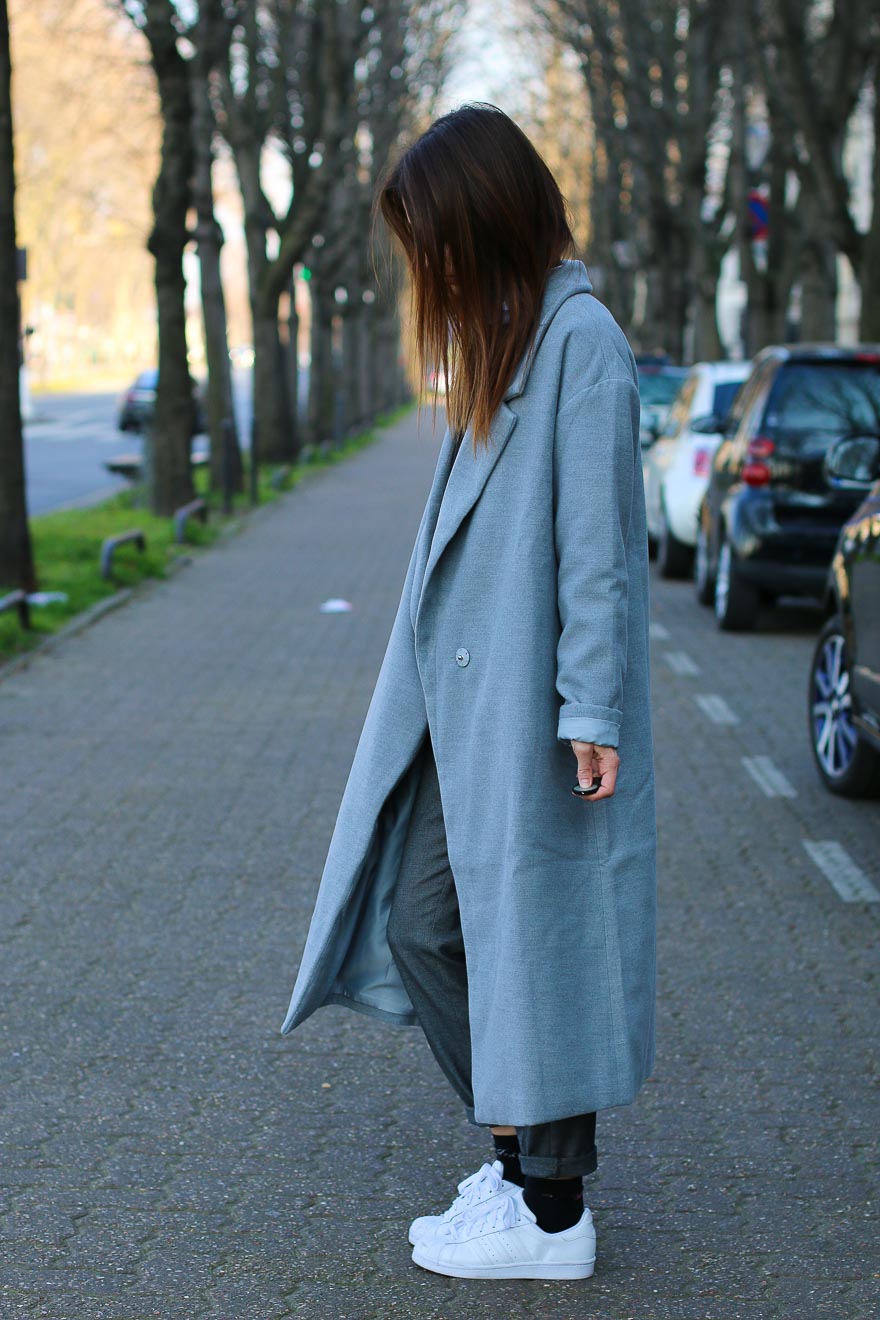 long-manteau-gris-superstar-blanches2