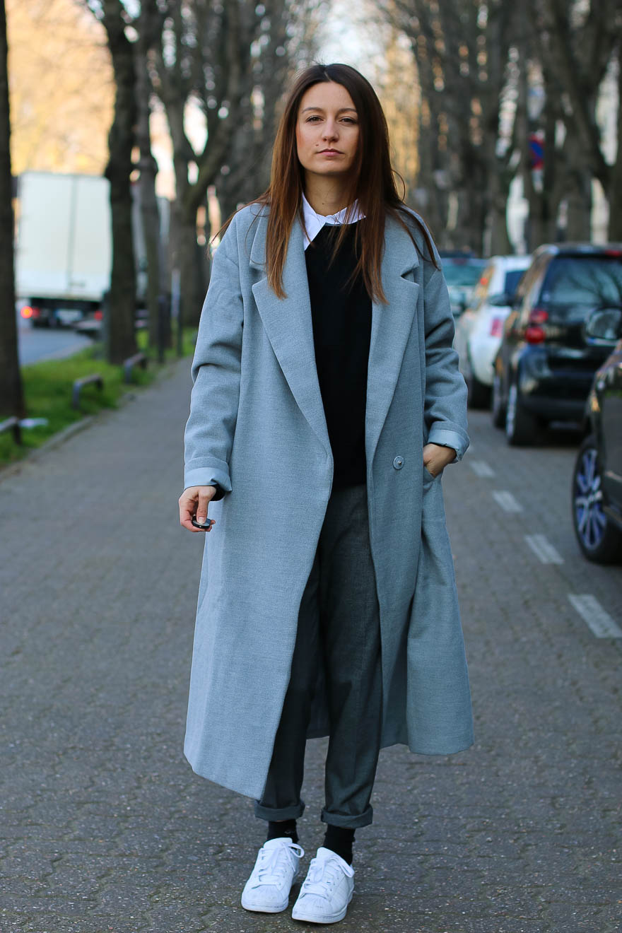 long-manteau-gris-superstar-blanches5