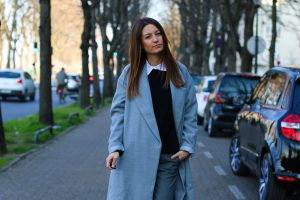 long-manteau-gris-superstar-blanches8