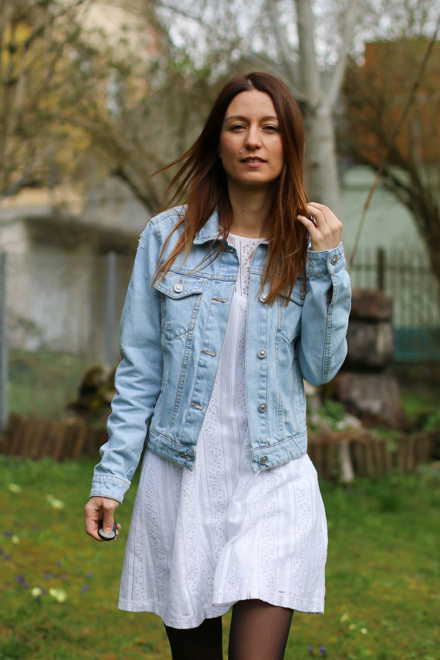 tenue avec veste en jean blanche