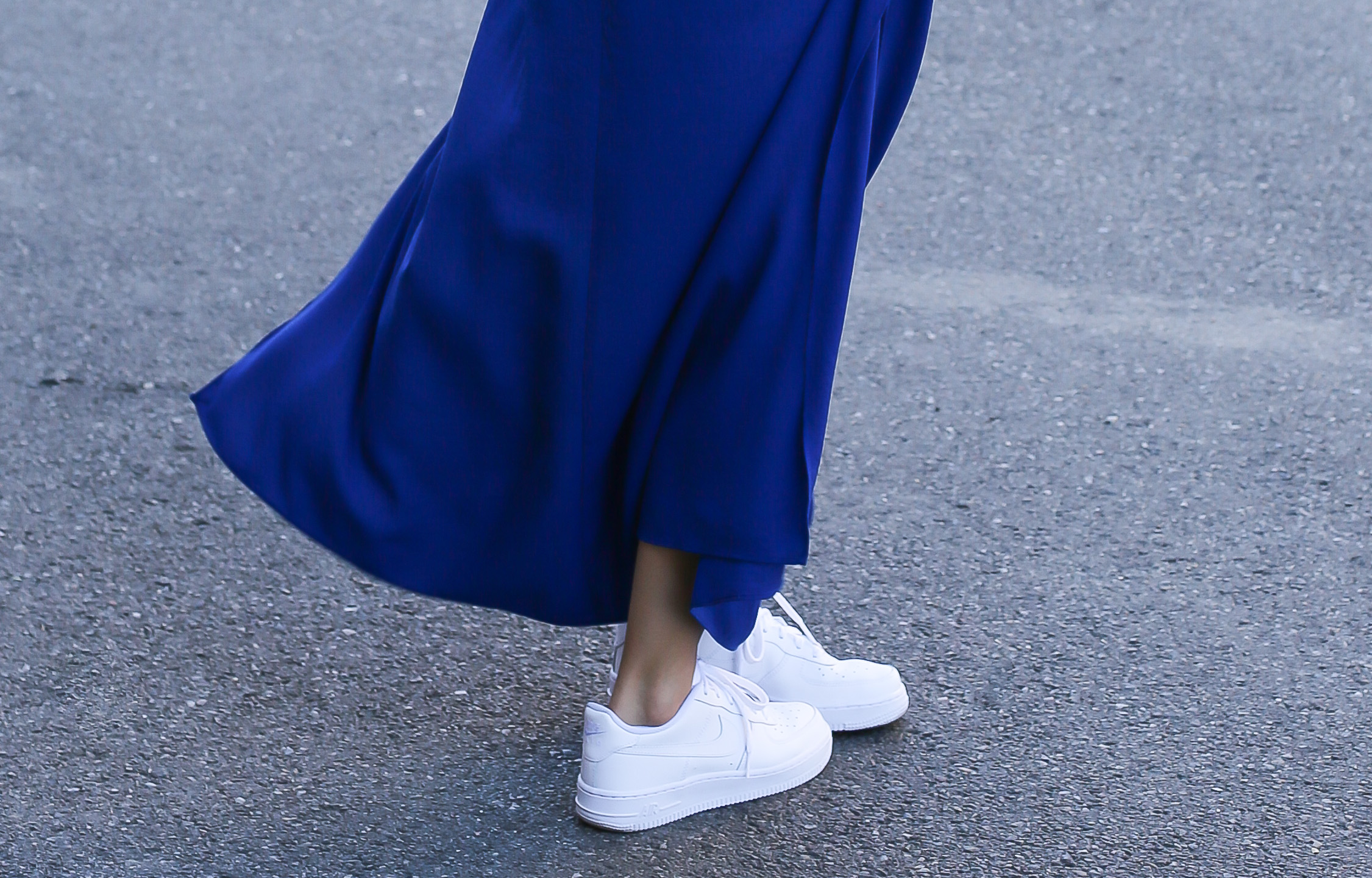 blog-mode-robe-bleue-baskets-blanches6