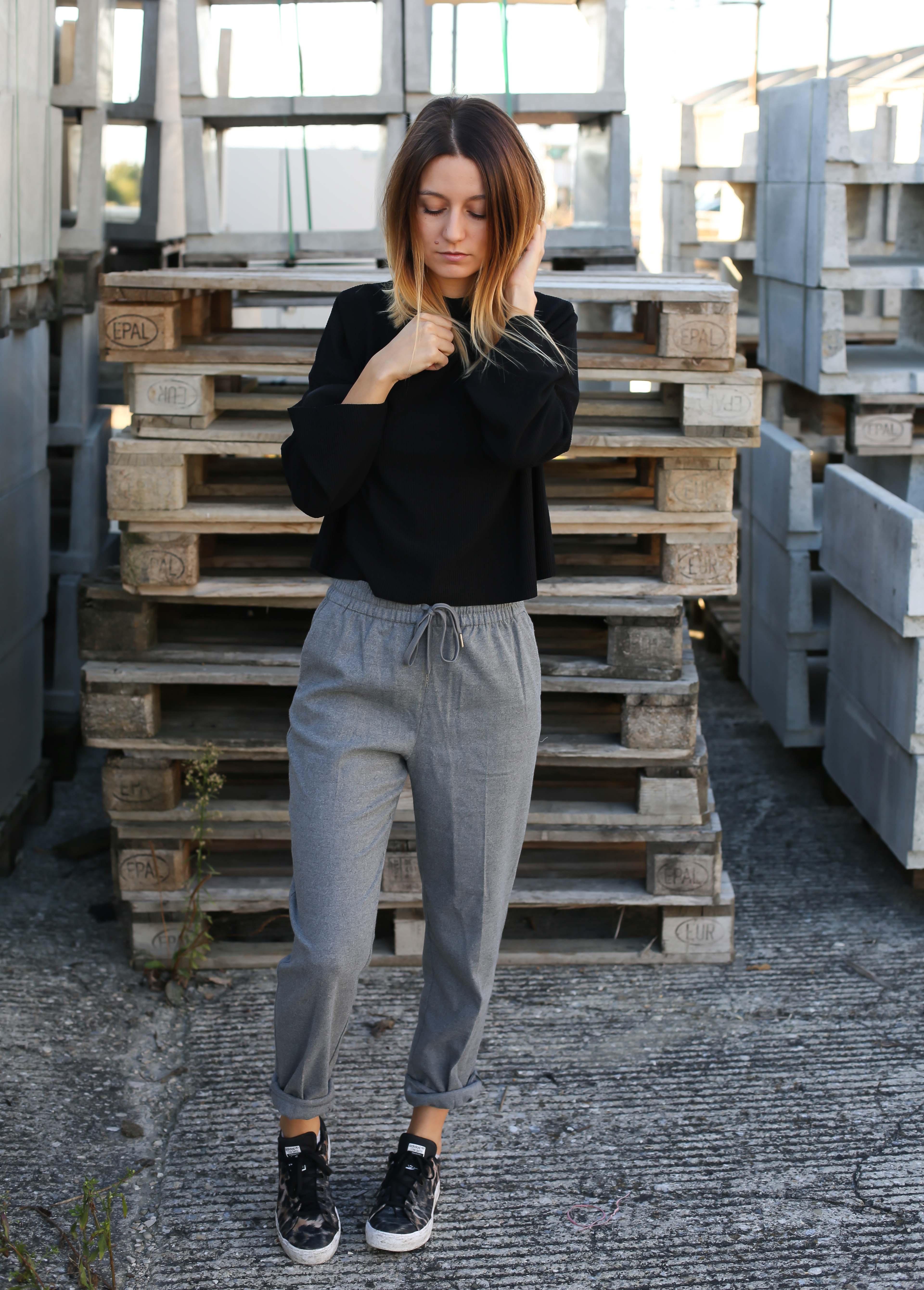 blog-mode-pantalon-gris-pull-noir-chaussures-leopard5