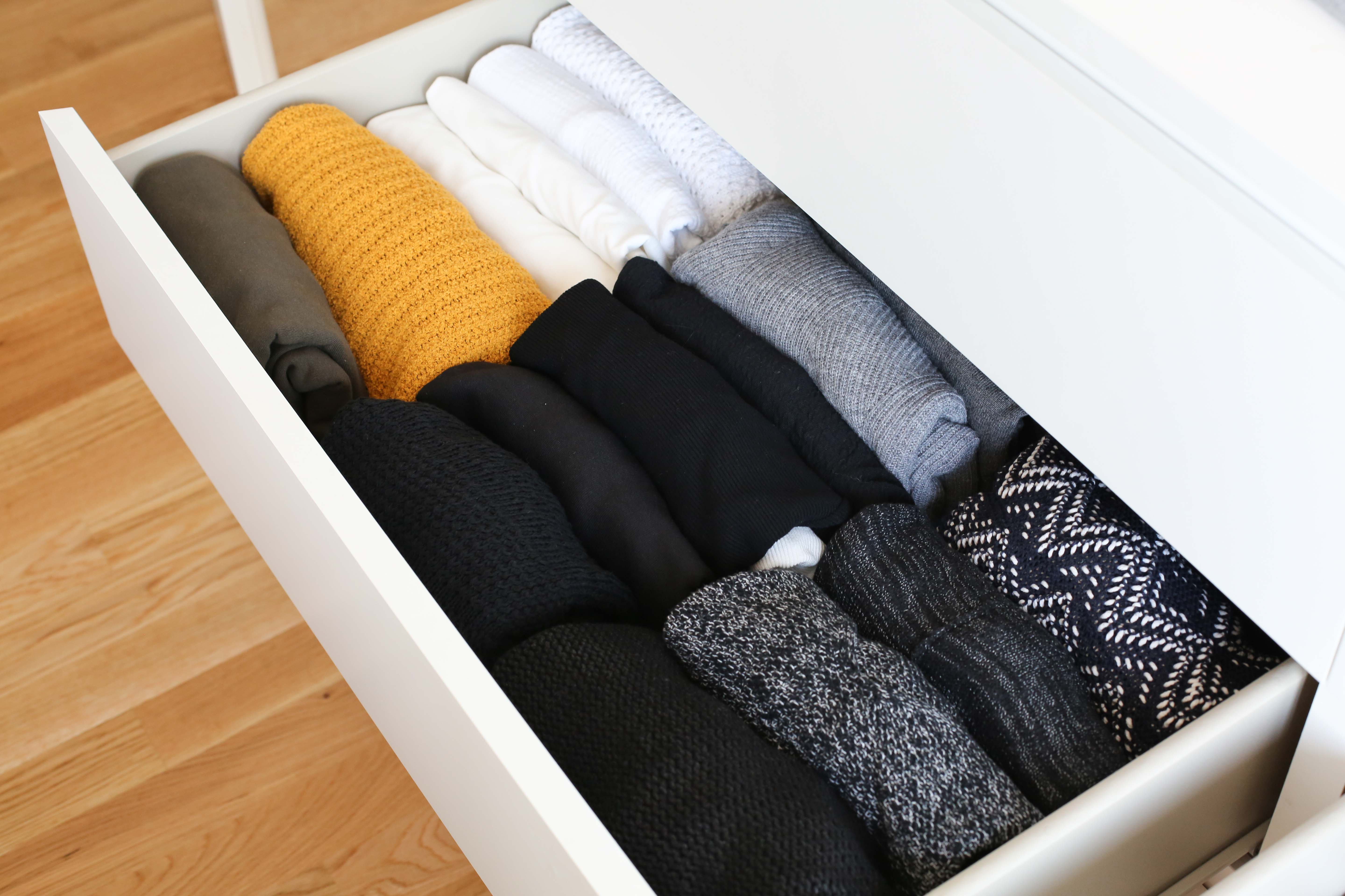 5 astuces pour ranger votre dressing comme Marie Kondo  Rangement chambre  vetement, Rangement habits, Astuce rangement